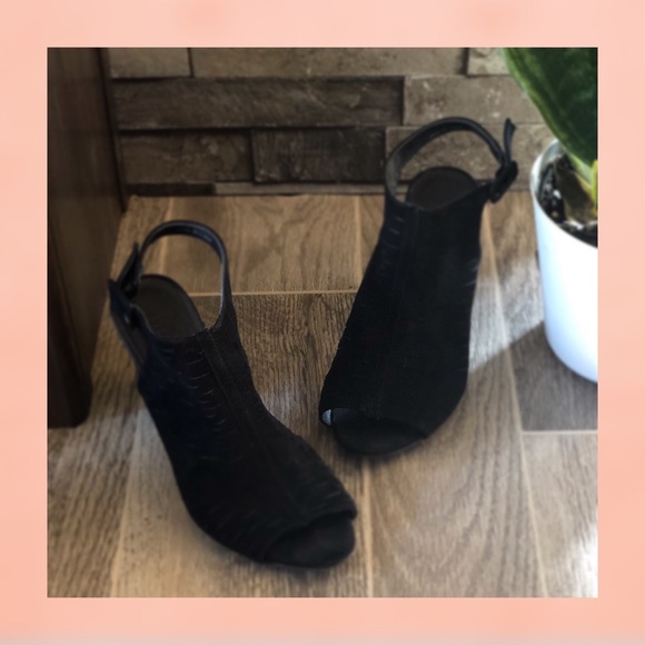 CUTE LITTLE BOOTIES - Picture 3 of 4